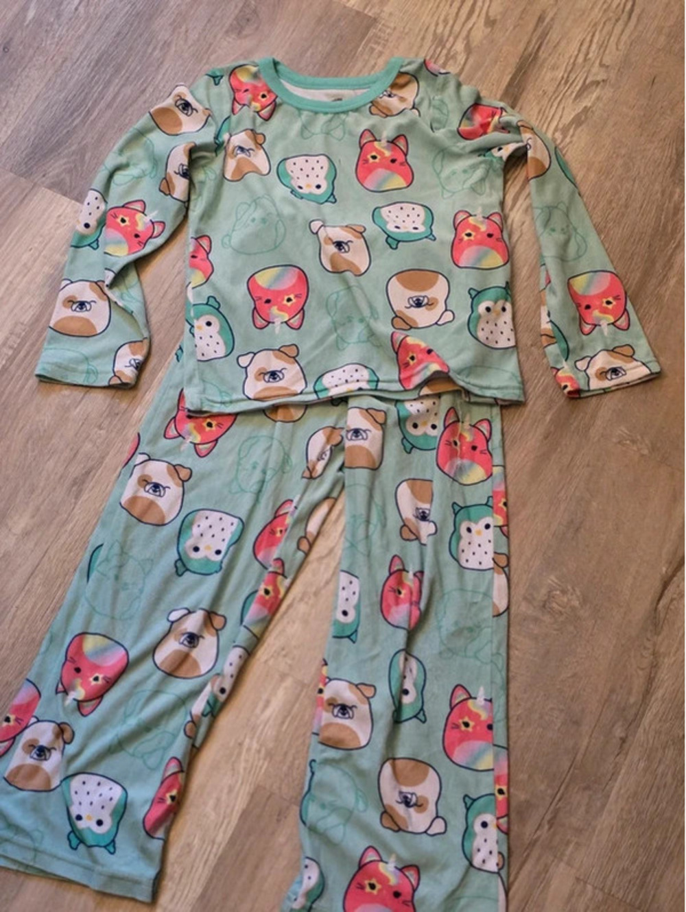 Girls size 8 pj set sqishmallows